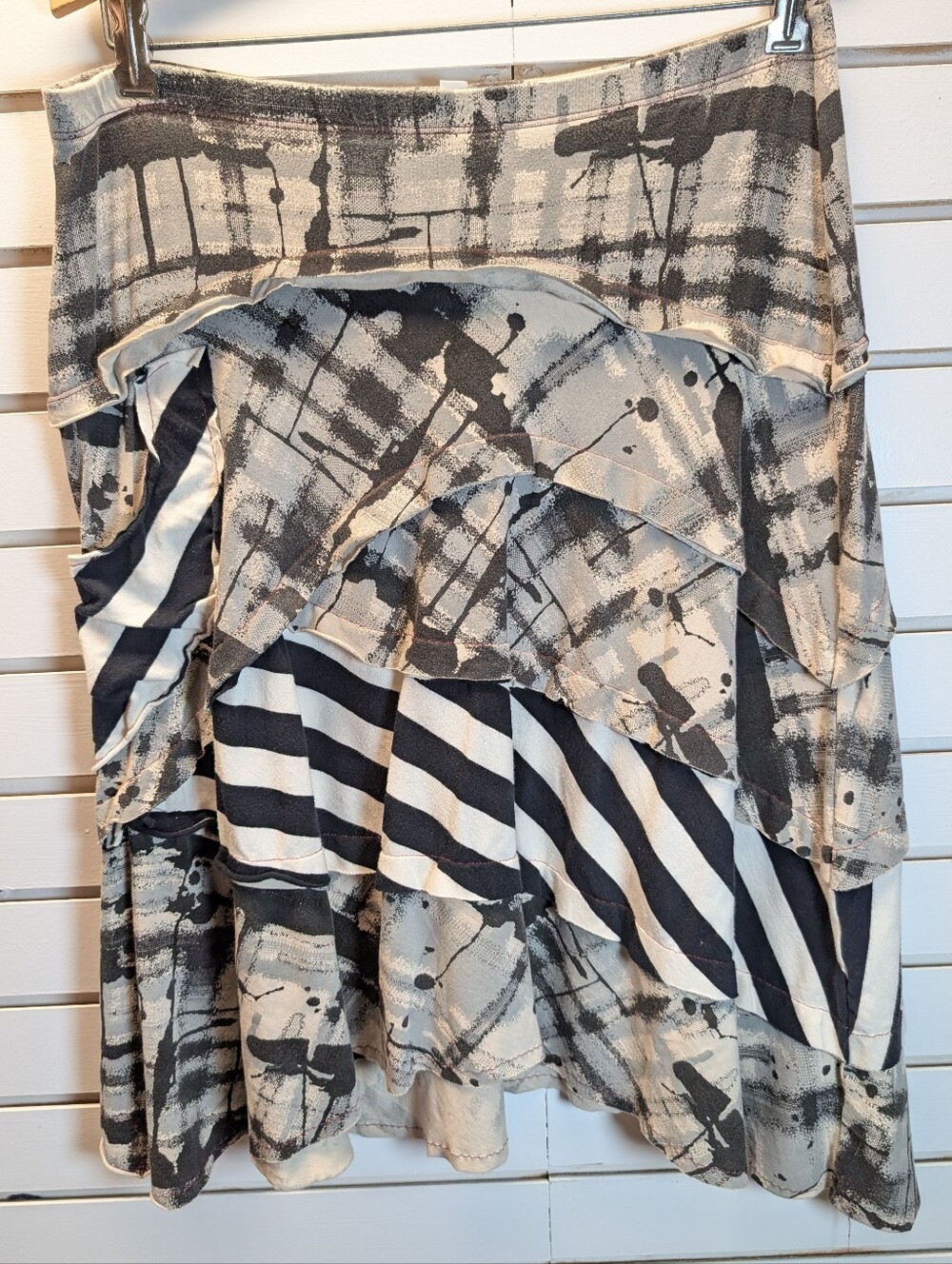 Aimee g Black/Gray/White Graphic Tiered Skirt Size L EUC